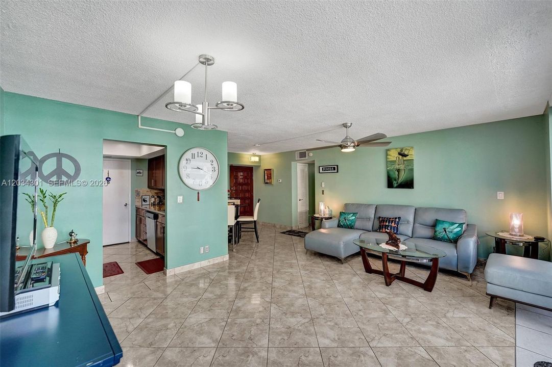 For Sale: $279,900 (2 beds, 2 baths, 1035 Square Feet)