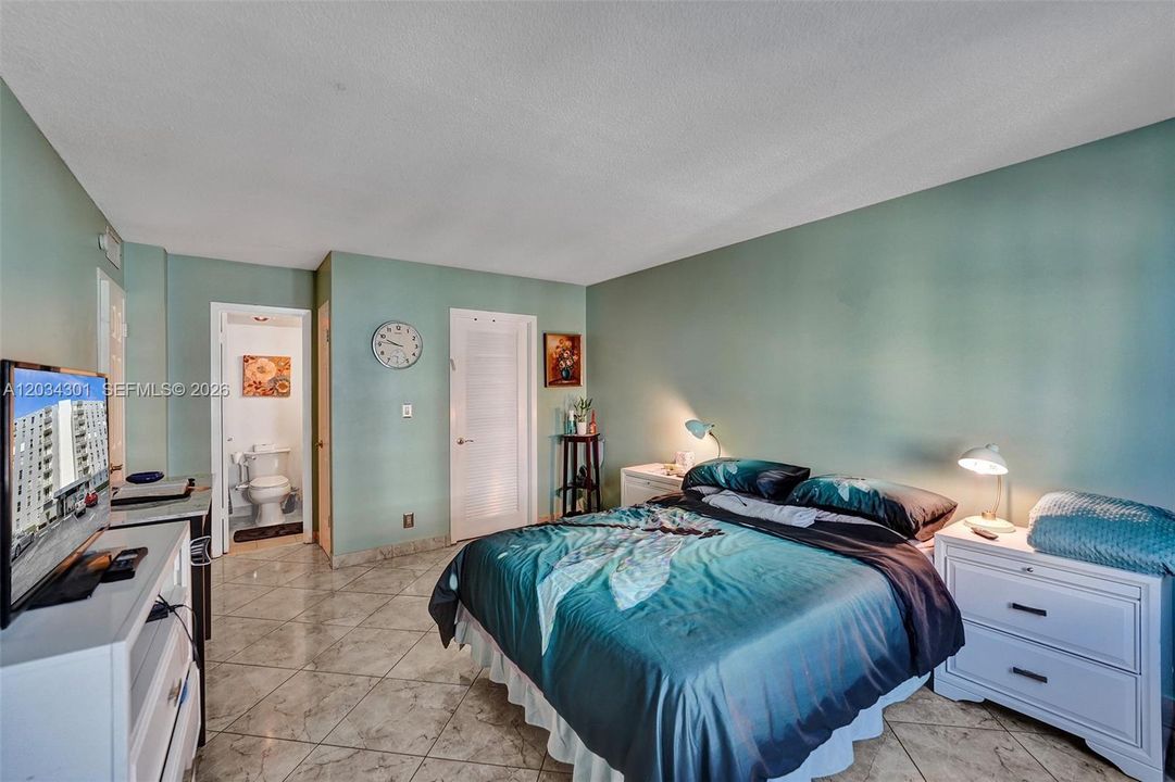 For Sale: $279,900 (2 beds, 2 baths, 1035 Square Feet)