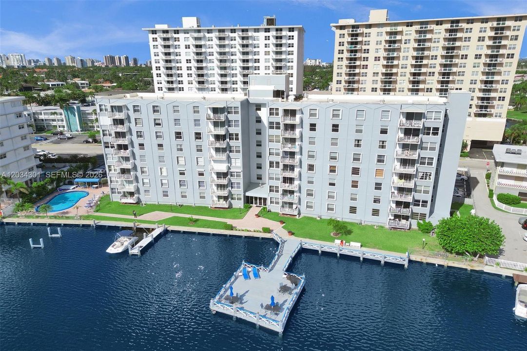 For Sale: $279,900 (2 beds, 2 baths, 1035 Square Feet)