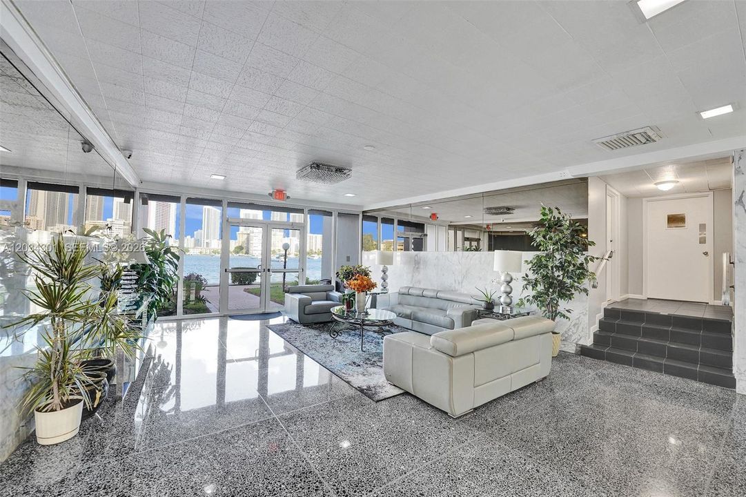 For Sale: $279,900 (2 beds, 2 baths, 1035 Square Feet)