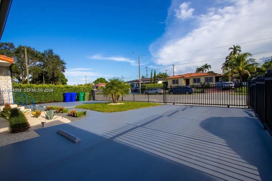 For Rent: $2,600 (2 beds, 1 baths, 750 Square Feet)