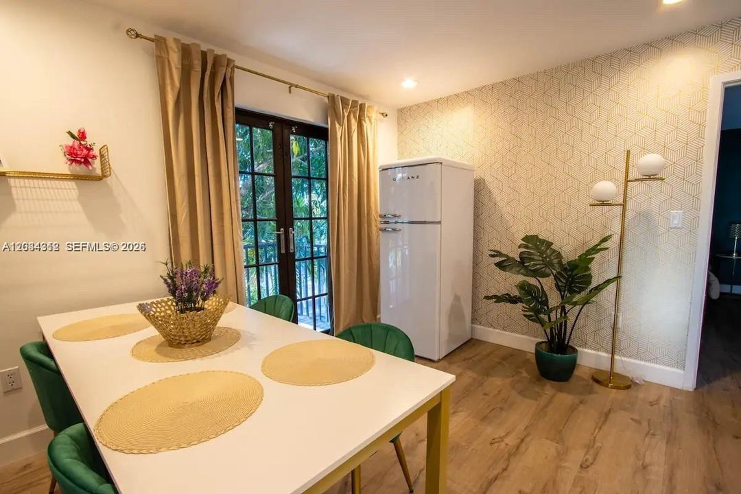 For Rent: $2,600 (2 beds, 1 baths, 750 Square Feet)