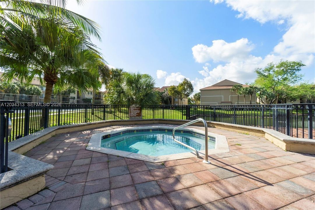 For Rent: $2,150 (2 beds, 2 baths, 986 Square Feet)