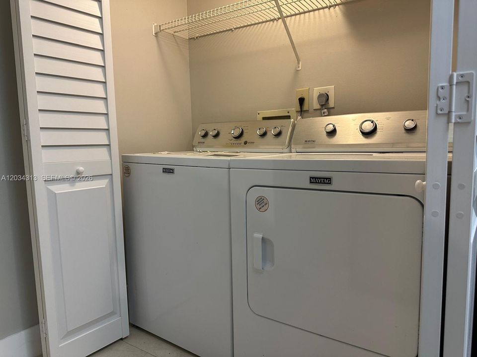 For Rent: $2,150 (2 beds, 2 baths, 986 Square Feet)