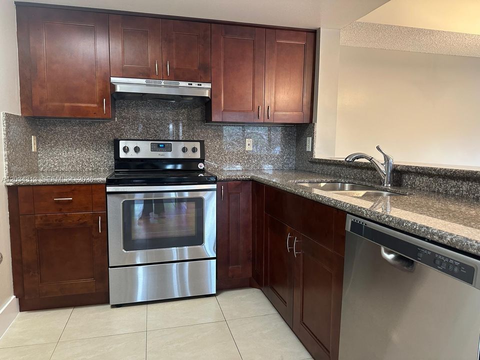 For Rent: $2,150 (2 beds, 2 baths, 986 Square Feet)