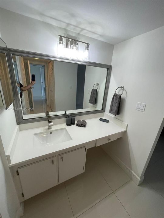 For Sale: $275,000 (1 beds, 1 baths, 1038 Square Feet)