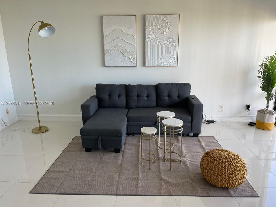 For Sale: $275,000 (1 beds, 1 baths, 1038 Square Feet)