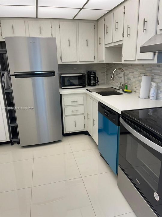 For Sale: $275,000 (1 beds, 1 baths, 1038 Square Feet)