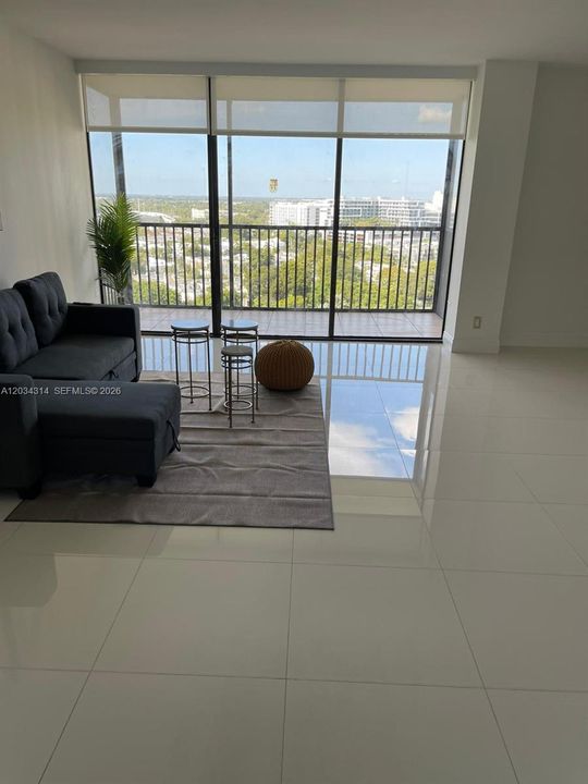 For Sale: $275,000 (1 beds, 1 baths, 1038 Square Feet)