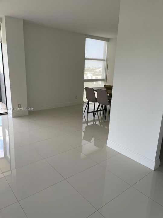 For Sale: $275,000 (1 beds, 1 baths, 1038 Square Feet)