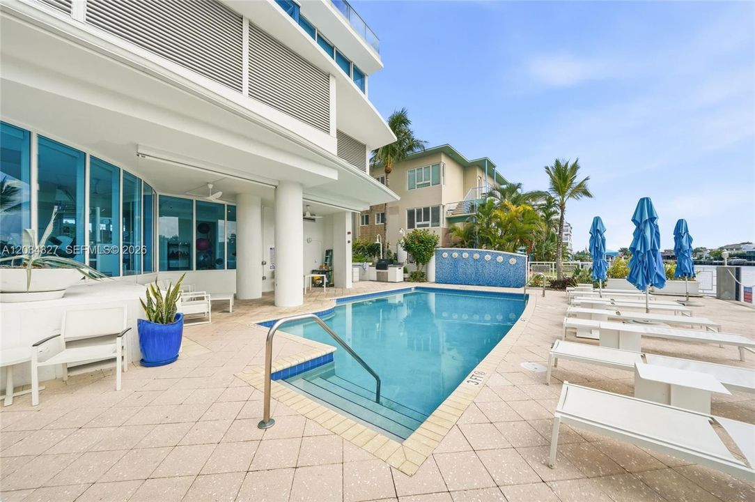 For Sale: $1,390,000 (3 beds, 2 baths, 1733 Square Feet)