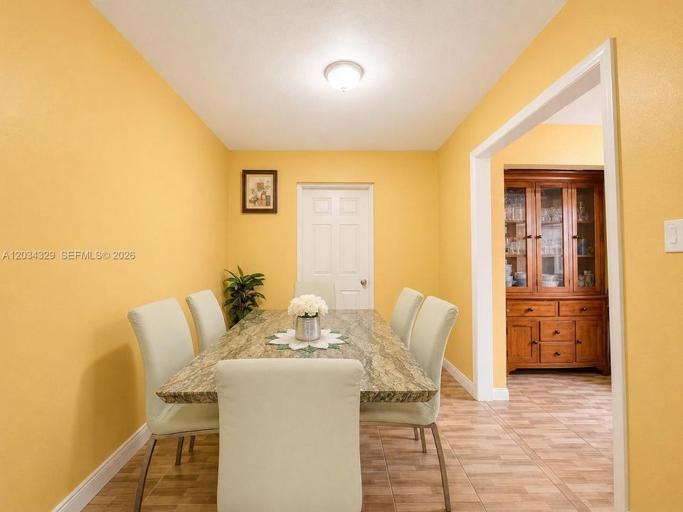 En Venta: $450,000 (4 camas, 2 baños, 1386 Pies cuadrados)