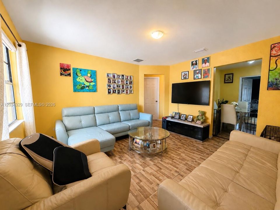 En Venta: $450,000 (4 camas, 2 baños, 1386 Pies cuadrados)