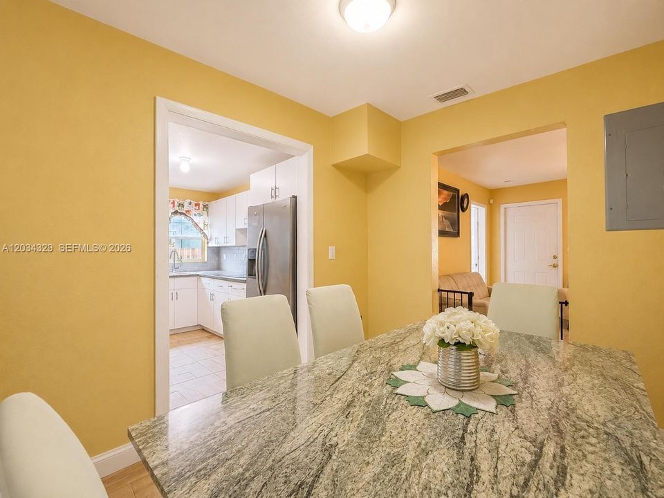 En Venta: $450,000 (4 camas, 2 baños, 1386 Pies cuadrados)