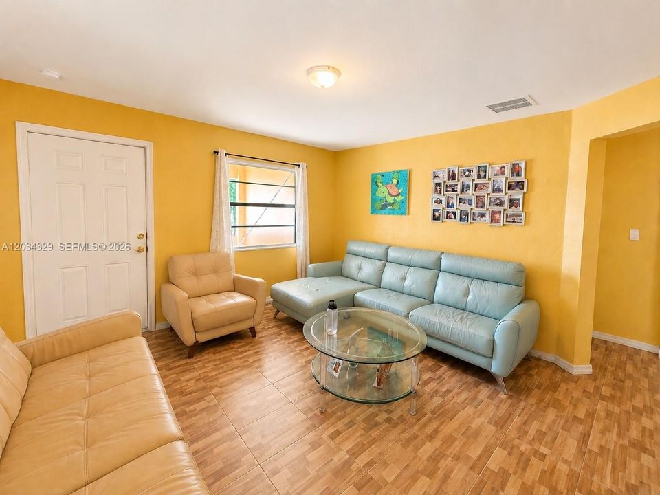 En Venta: $450,000 (4 camas, 2 baños, 1386 Pies cuadrados)