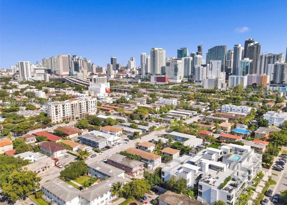 For Rent: $2,150 (1 beds, 1 baths, 697 Square Feet)