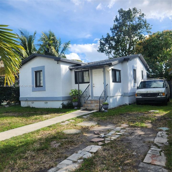 For Rent: $2,695 (2 beds, 1 baths, 832 Square Feet)