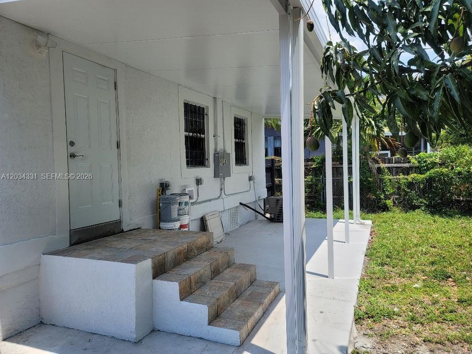 For Rent: $2,695 (2 beds, 1 baths, 832 Square Feet)