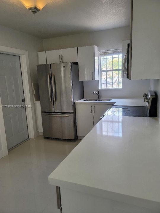 For Rent: $2,695 (2 beds, 1 baths, 832 Square Feet)