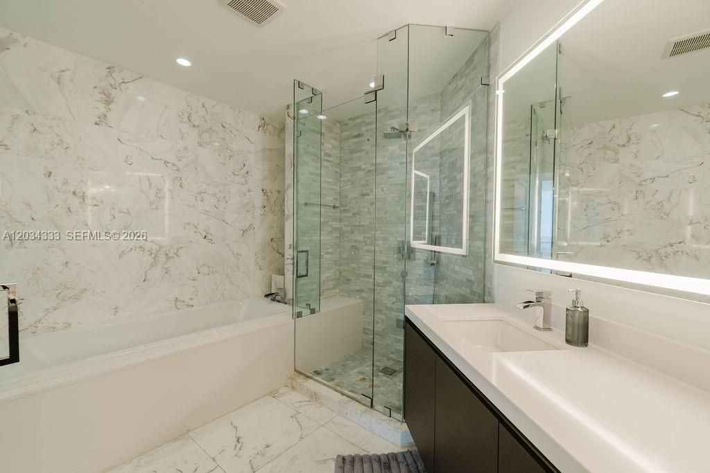 For Sale: $1,050,000 (2 beds, 3 baths, 1560 Square Feet)