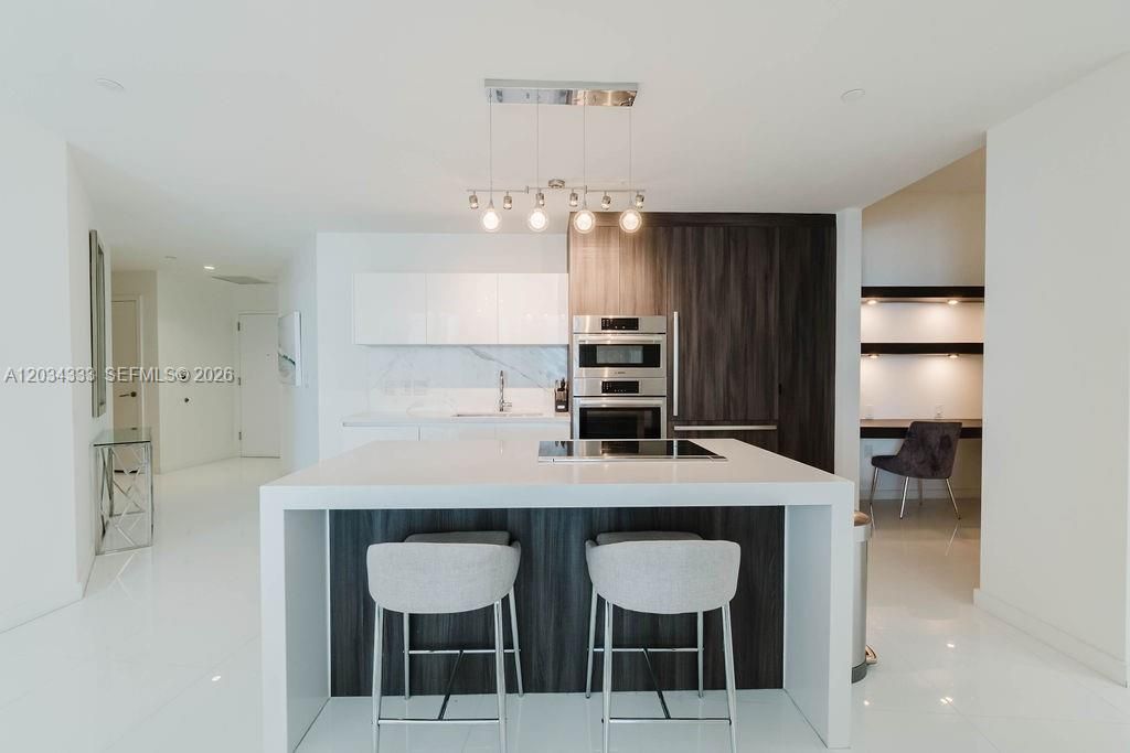 For Sale: $1,050,000 (2 beds, 3 baths, 1560 Square Feet)
