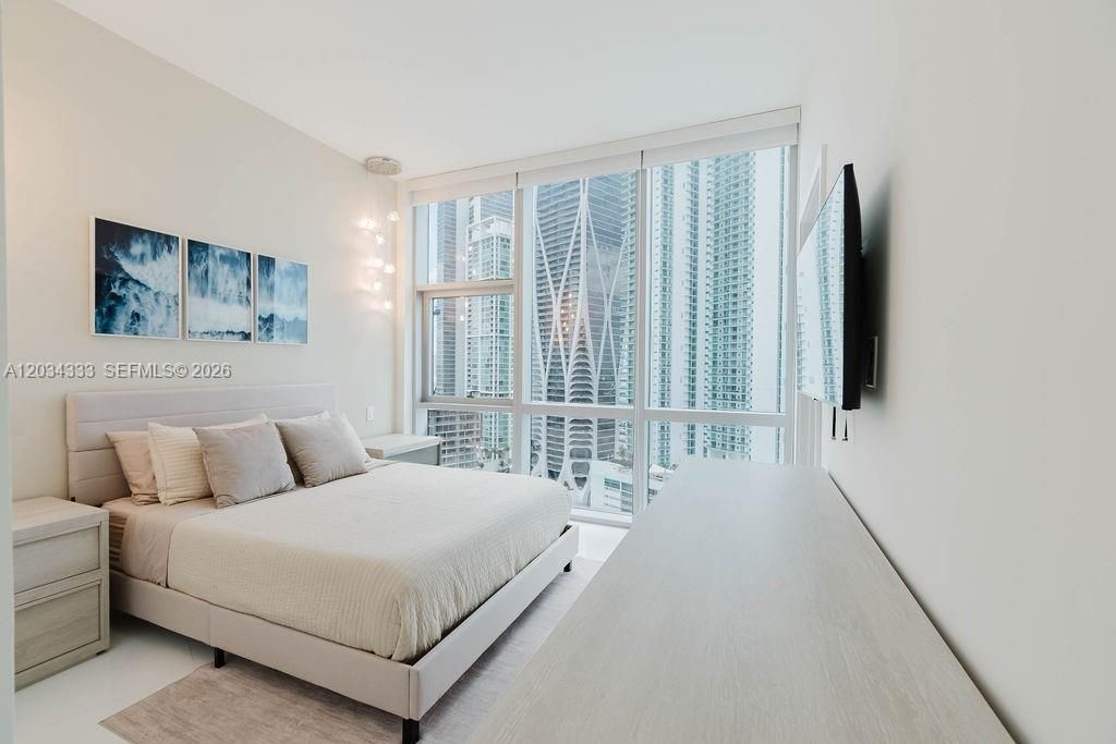 For Sale: $1,050,000 (2 beds, 3 baths, 1560 Square Feet)