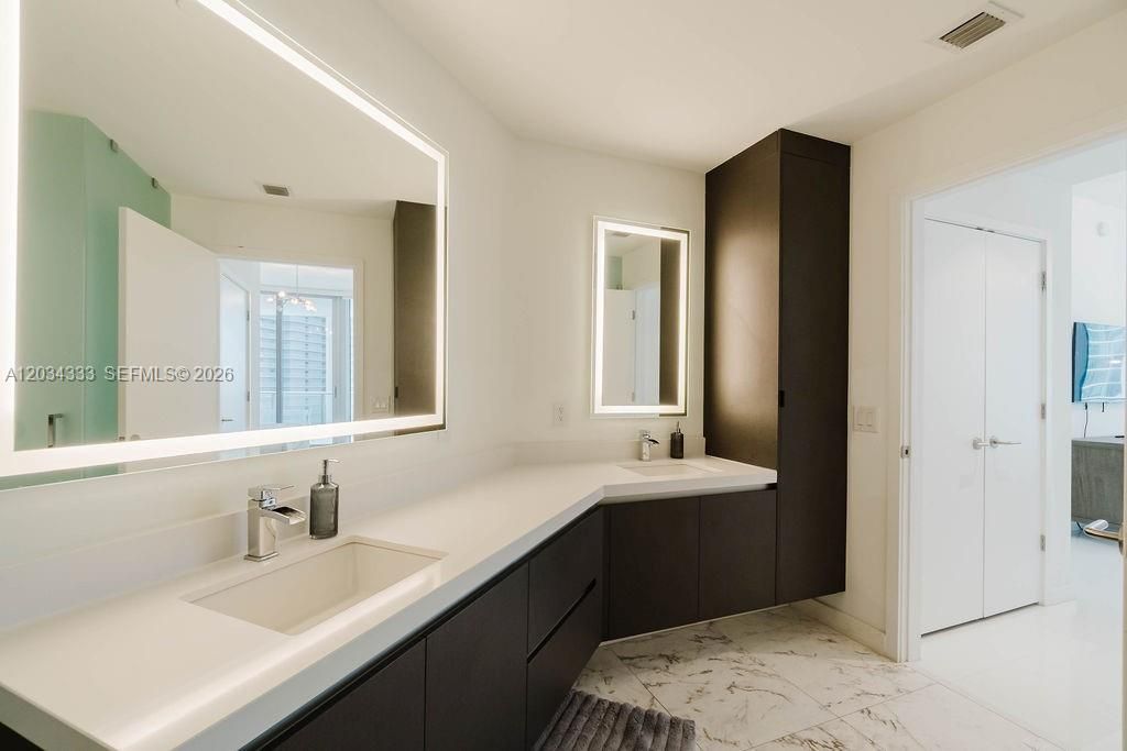 For Sale: $1,050,000 (2 beds, 3 baths, 1560 Square Feet)