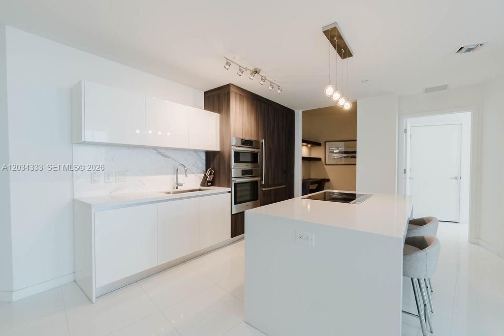 For Sale: $1,050,000 (2 beds, 3 baths, 1560 Square Feet)