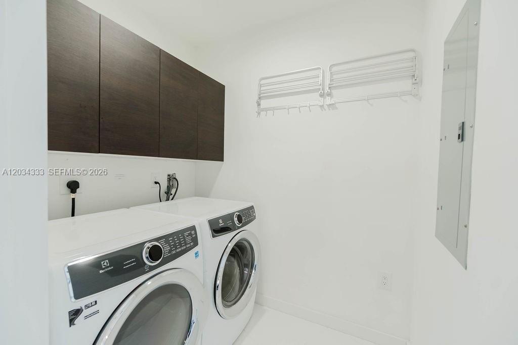 For Sale: $1,050,000 (2 beds, 3 baths, 1560 Square Feet)