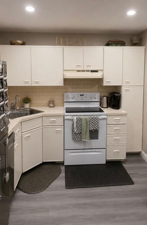For Sale: $240,000 (2 beds, 2 baths, 978 Square Feet)