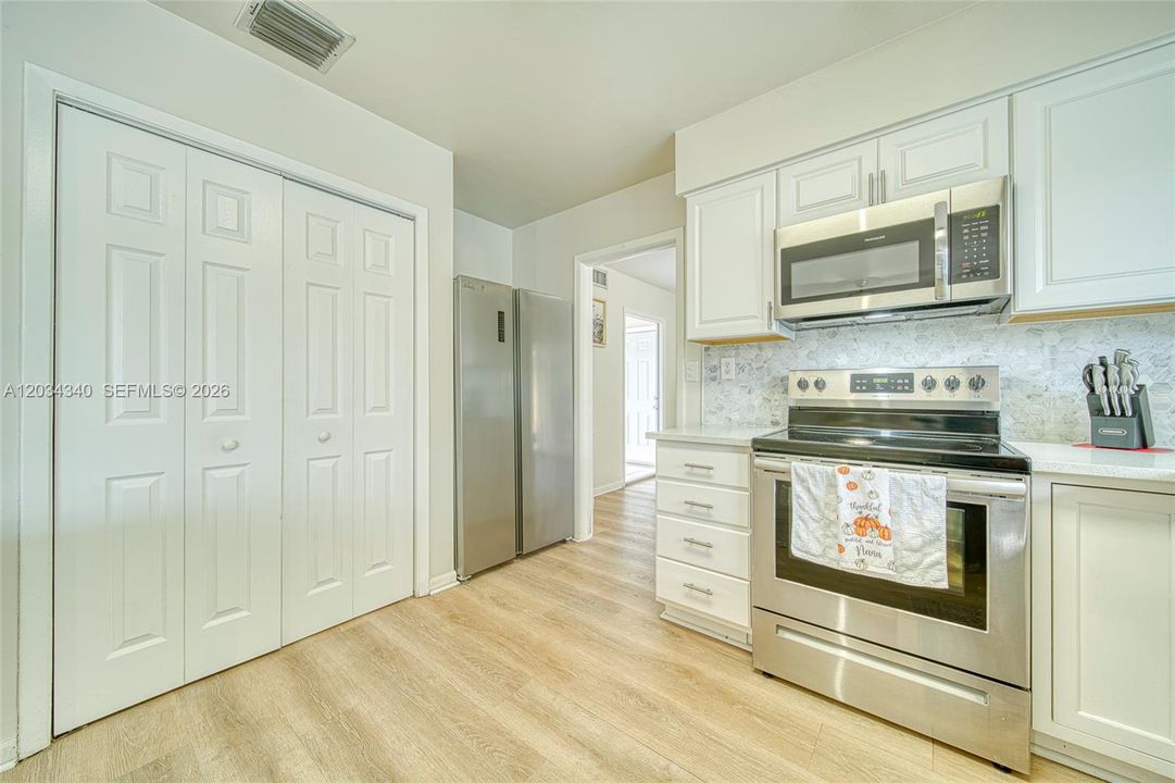 En Venta: $695,000 (4 camas, 3 baños, 2028 Pies cuadrados)