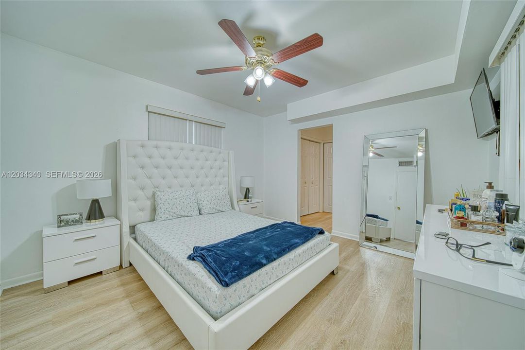 En Venta: $695,000 (4 camas, 3 baños, 2028 Pies cuadrados)