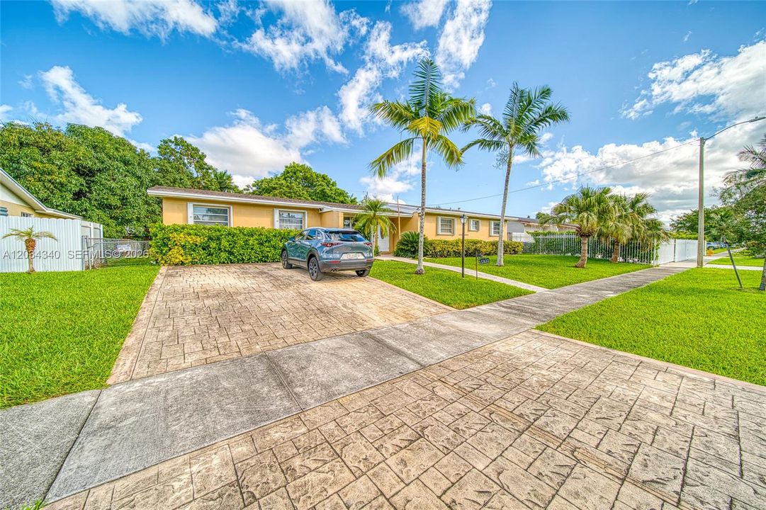 En Venta: $695,000 (4 camas, 3 baños, 2028 Pies cuadrados)