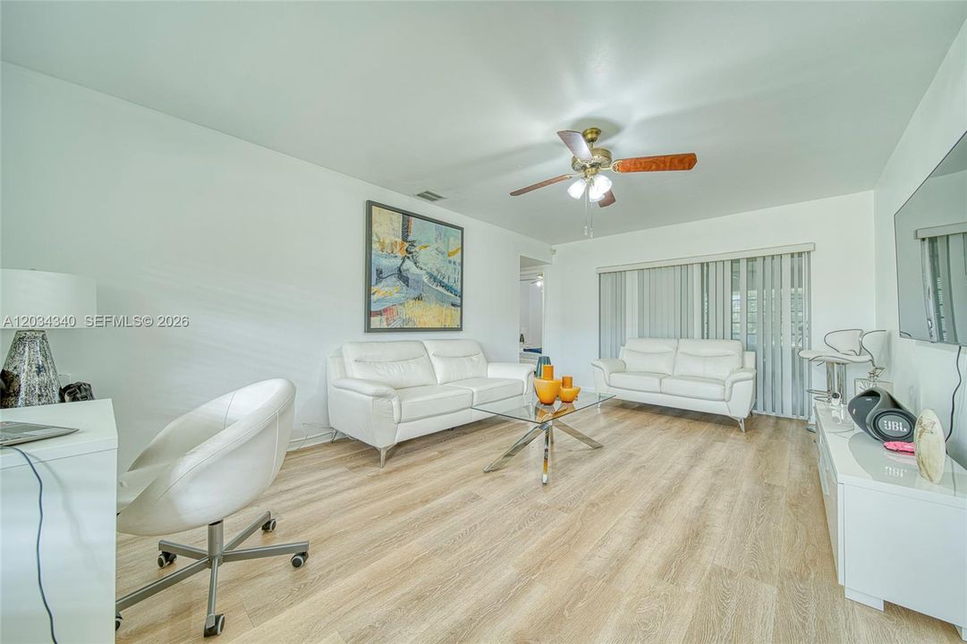 En Venta: $695,000 (4 camas, 3 baños, 2028 Pies cuadrados)