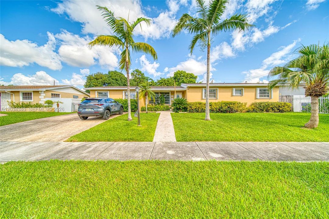 En Venta: $695,000 (4 camas, 3 baños, 2028 Pies cuadrados)