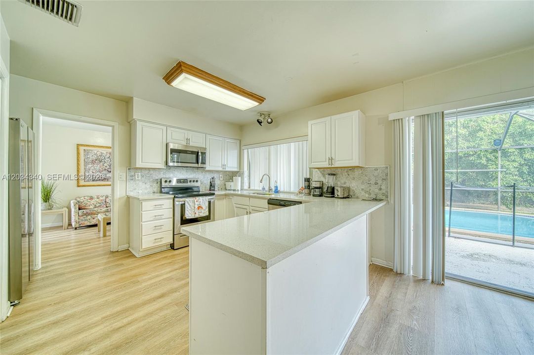 En Venta: $695,000 (4 camas, 3 baños, 2028 Pies cuadrados)