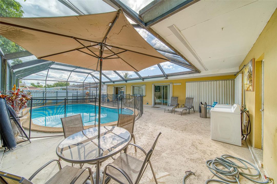 En Venta: $695,000 (4 camas, 3 baños, 2028 Pies cuadrados)