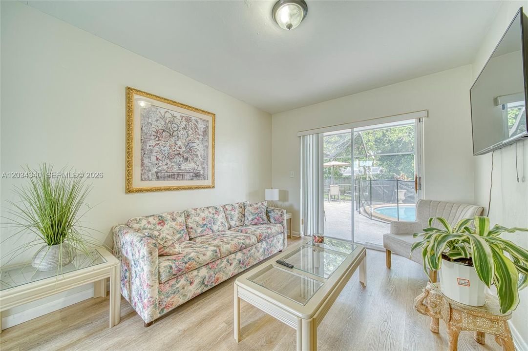 En Venta: $695,000 (4 camas, 3 baños, 2028 Pies cuadrados)