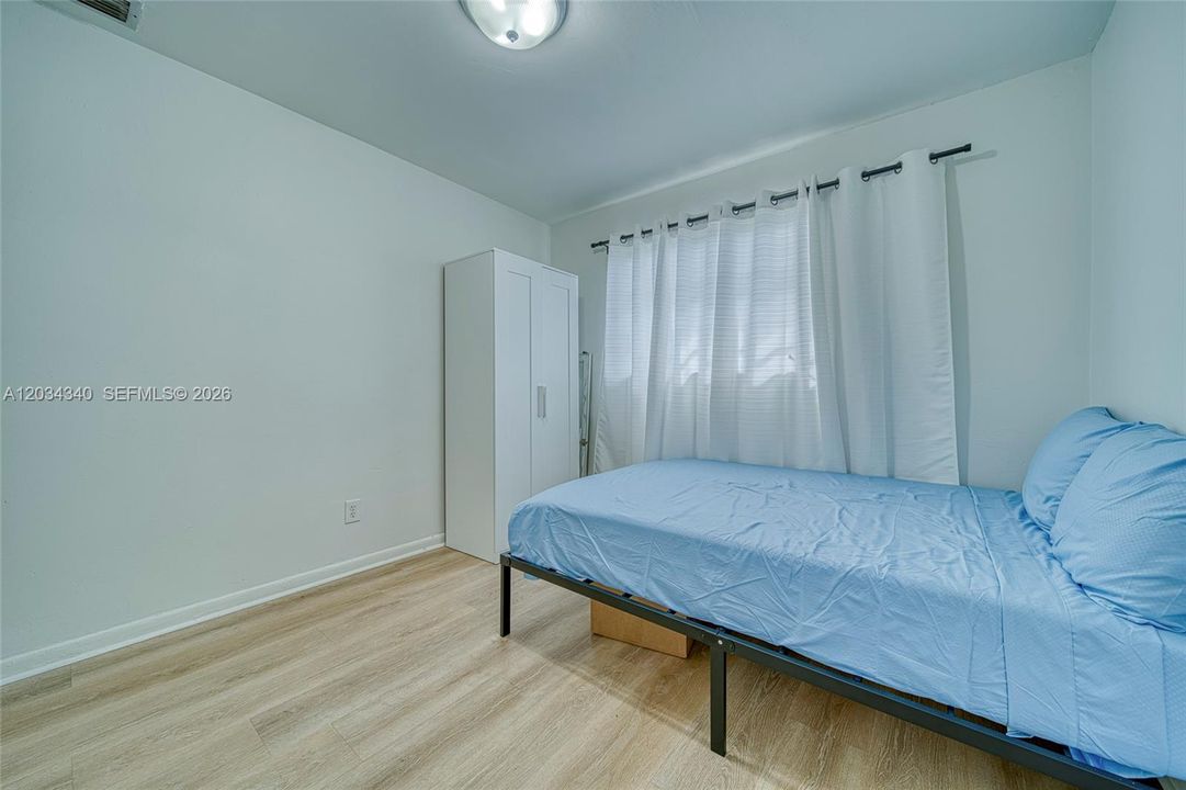 En Venta: $695,000 (4 camas, 3 baños, 2028 Pies cuadrados)