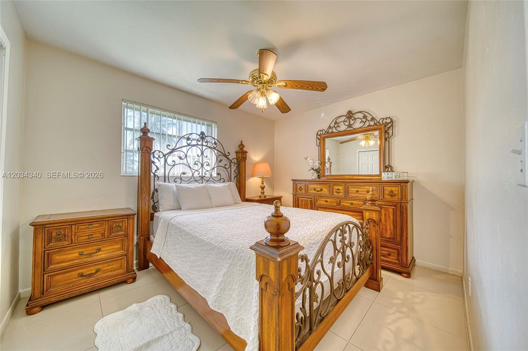 En Venta: $695,000 (4 camas, 3 baños, 2028 Pies cuadrados)