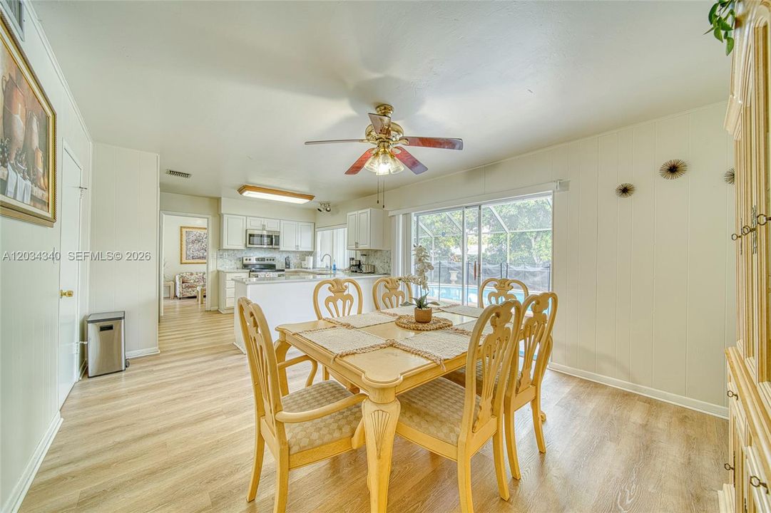 En Venta: $695,000 (4 camas, 3 baños, 2028 Pies cuadrados)