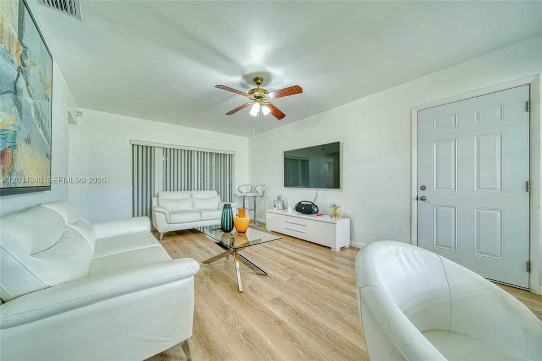 En Venta: $695,000 (4 camas, 3 baños, 2028 Pies cuadrados)