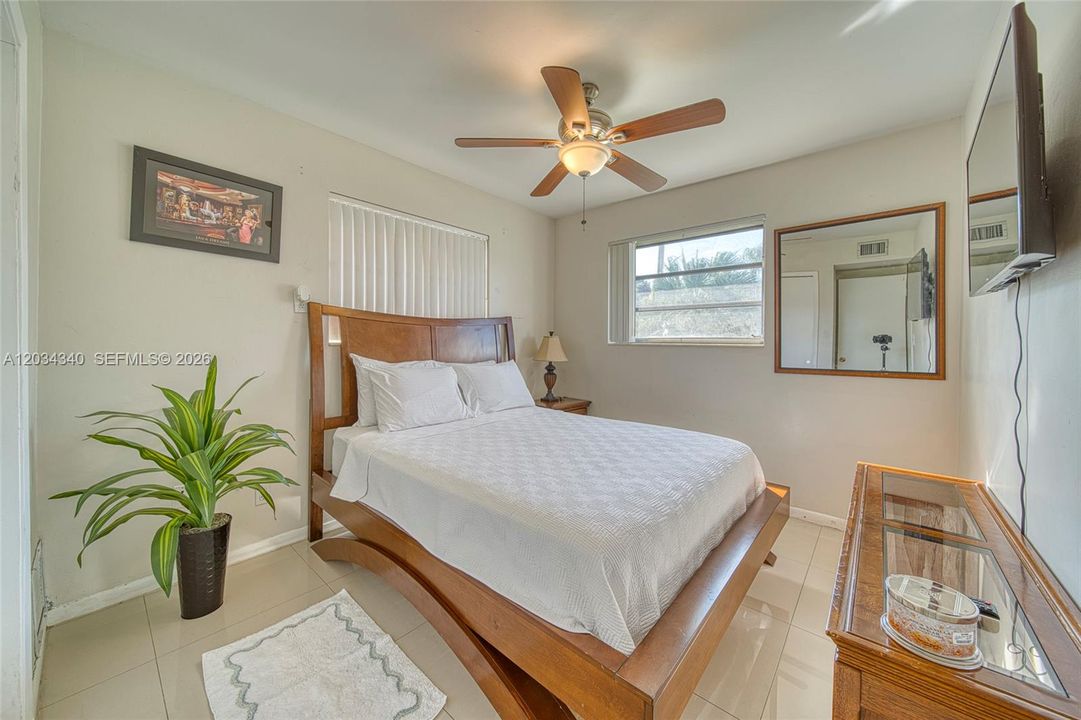 En Venta: $695,000 (4 camas, 3 baños, 2028 Pies cuadrados)