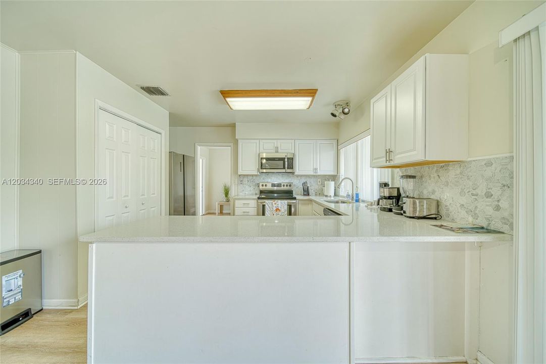 En Venta: $695,000 (4 camas, 3 baños, 2028 Pies cuadrados)