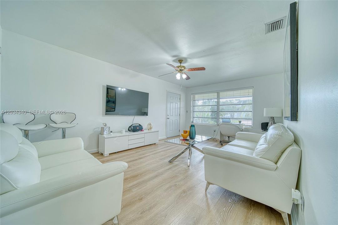 En Venta: $695,000 (4 camas, 3 baños, 2028 Pies cuadrados)