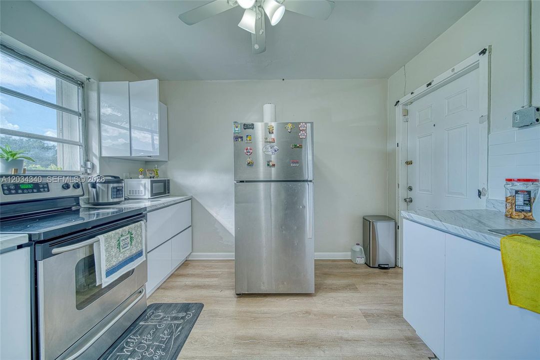 En Venta: $695,000 (4 camas, 3 baños, 2028 Pies cuadrados)