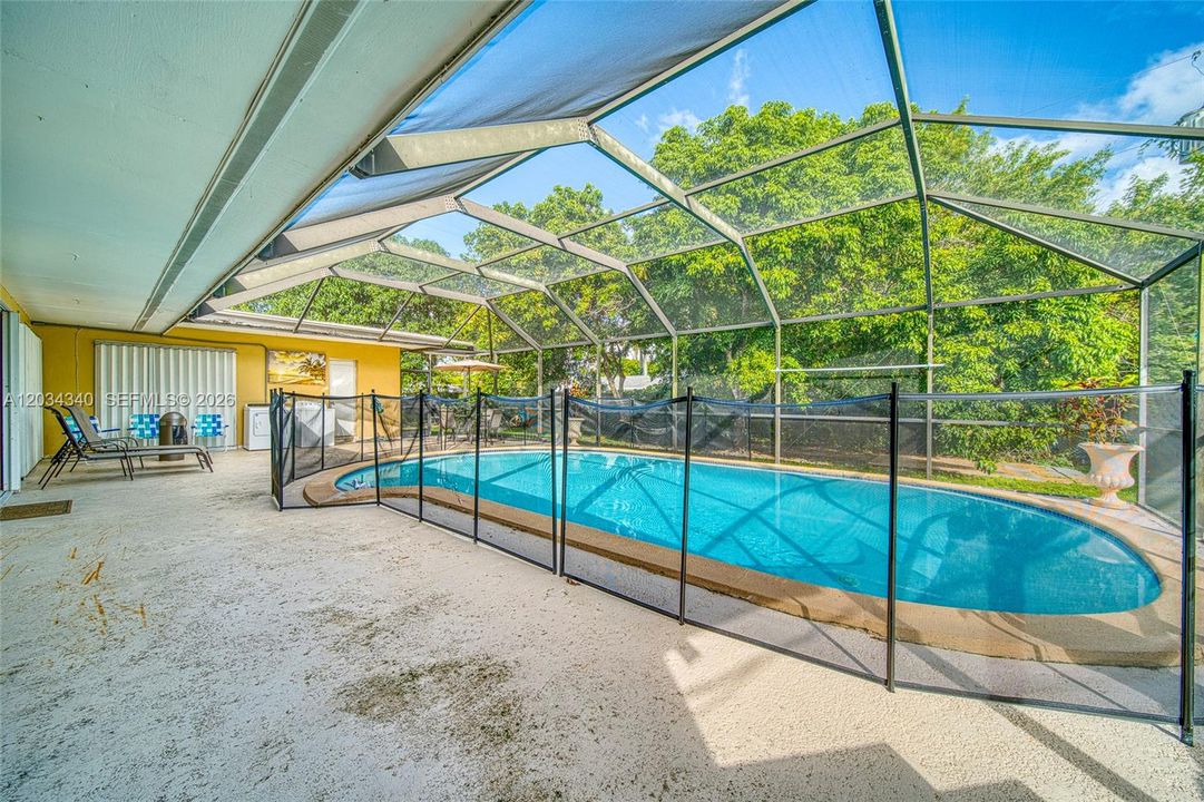 En Venta: $695,000 (4 camas, 3 baños, 2028 Pies cuadrados)