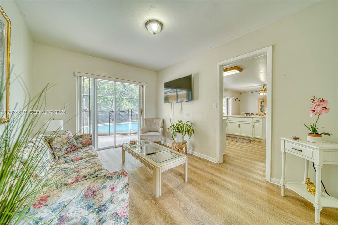 En Venta: $695,000 (4 camas, 3 baños, 2028 Pies cuadrados)