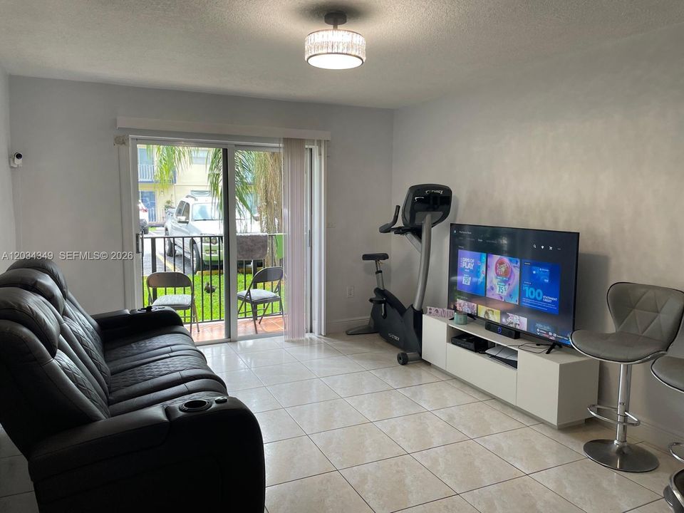 For Rent: $1,750 (1 beds, 1 baths, 550 Square Feet)