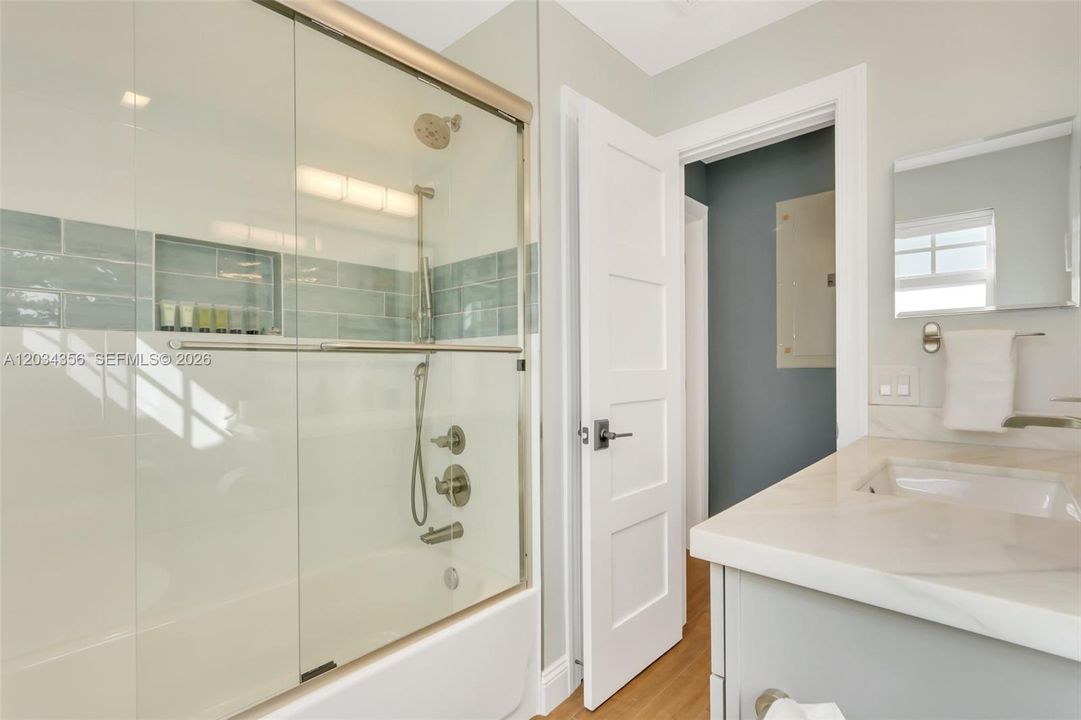В аренду: $6,000 (4 спален, 3 ванн, 2076 Квадратных фут)